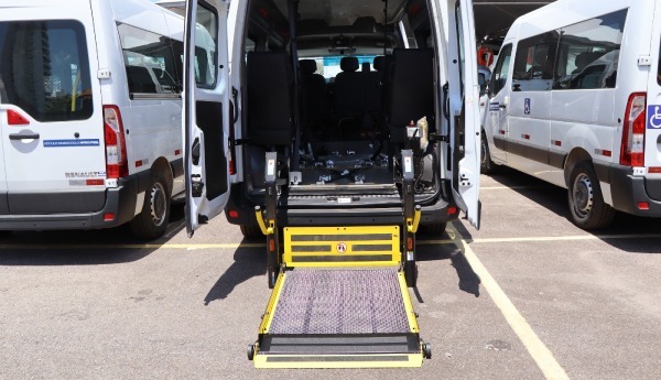 PORTO VELHO: MPRO doa veículos adaptados e participa de entrega de transportes escolares