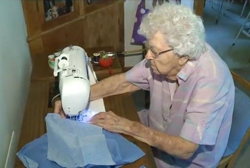 Ela tem 99 anos e costura um vestido por dia para doar para as meninas da África