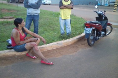 Carro bate em motociclista e foge sem prestar socorro
