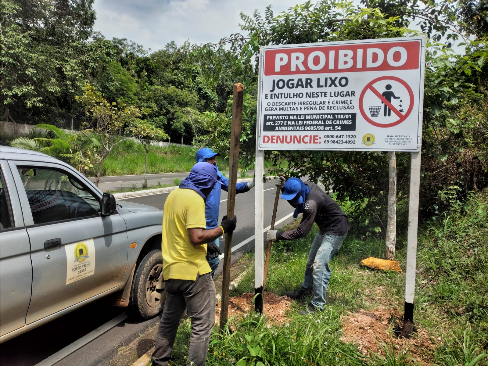 Placa proibido jogar lixo e entulho neste local com lei federal