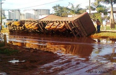 CENA DA CIDADE – Moradora registra carreta virada em via movimentada e abandonada da cidade