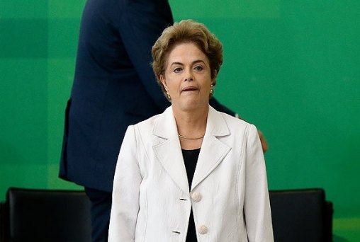 Nervosa, Dilma convocou reunião de emergência e xingou Delcídio