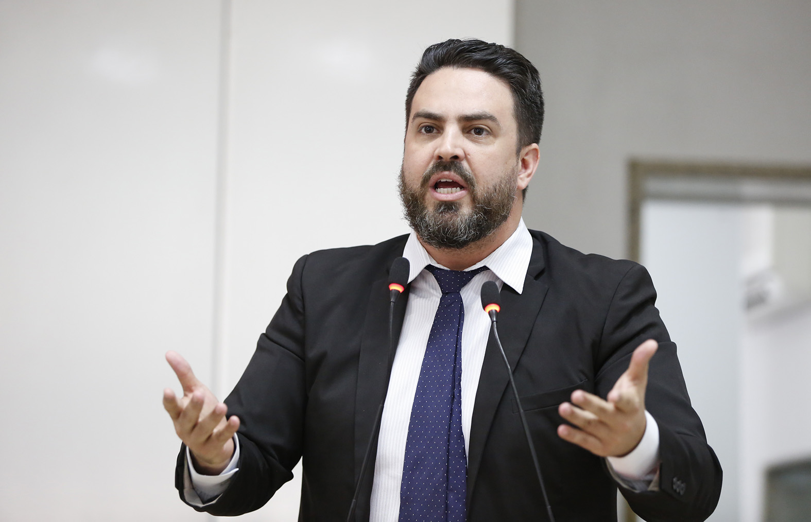 CAPITAL: Léo Moraes relata caos na saúde pública