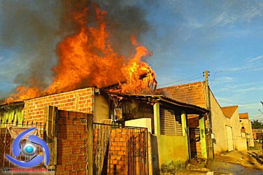 Incêndio destrói residência em Cacoal 