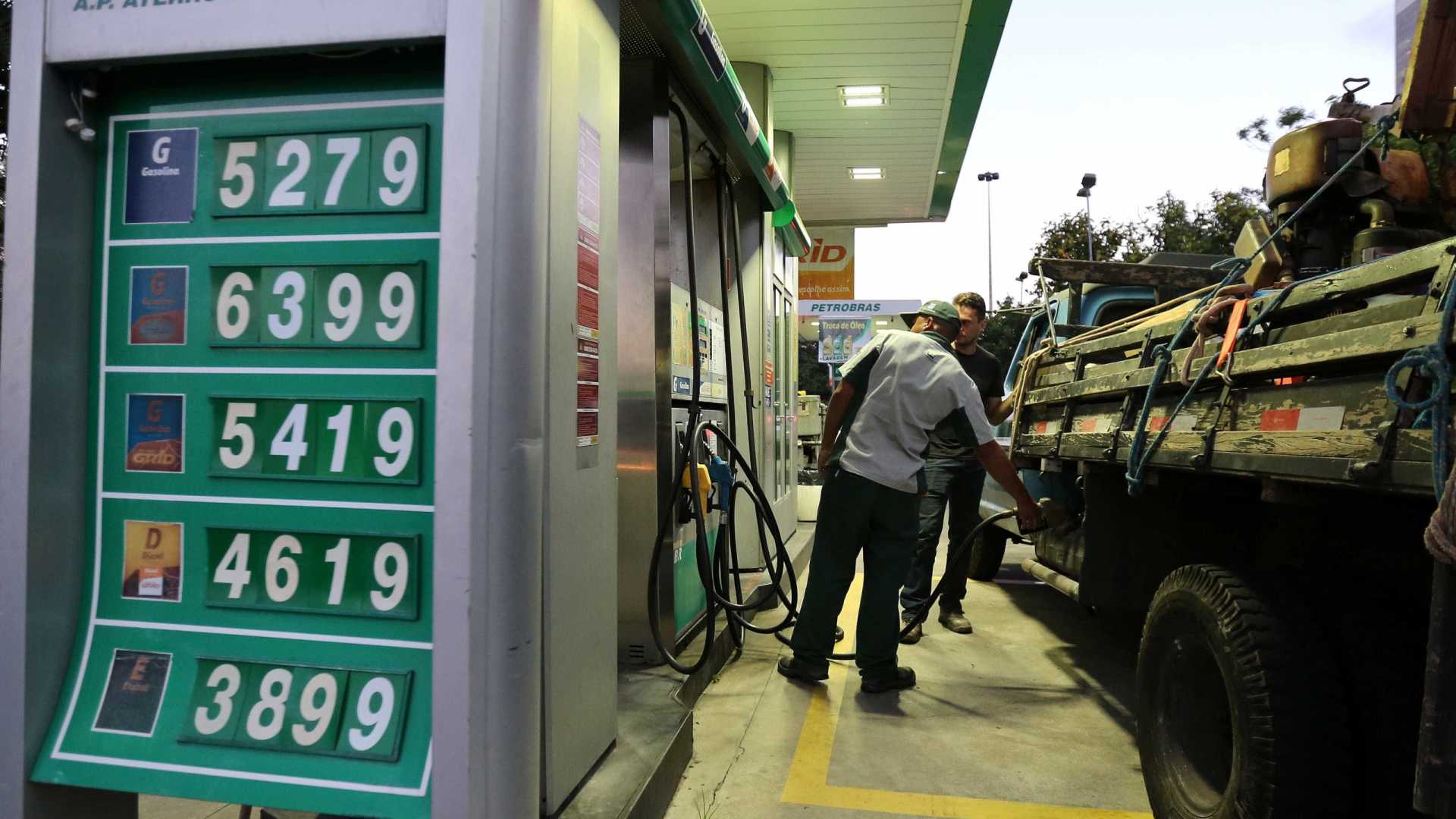 NEGÓCIOS: Petrobras volta a vender gasolina mais barata que exterior