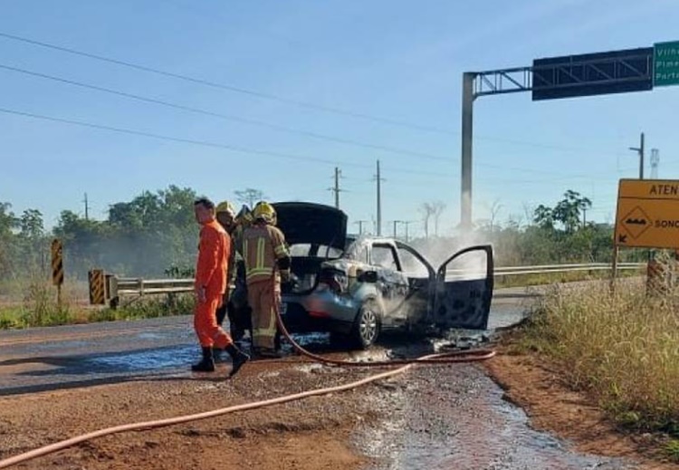 Pane em motor faz carro pegar fogo e sofrer perda total em rodovia