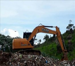 Escavadeira da prefeitura está novamente abandonada no lixão 