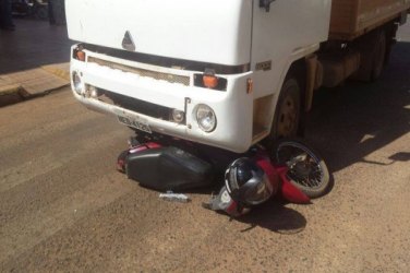 Motoqueiro sofre corte na cabeça após colidir com caminhão