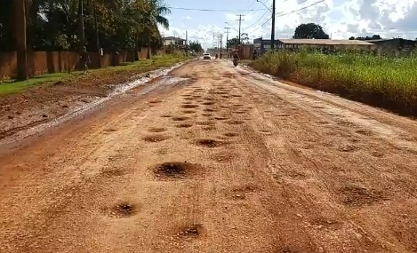 PRECARIEDADE: Comunidade cobra fim de buracos e lamaçal na avenida Calama