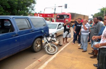 Motociclista tem a perna quebrada em acidente na BR 319 - Vídeo