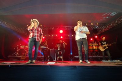 Augusto e Rodrigo e banda realizam pré- show para apresentação de Teodoro e Sampaio