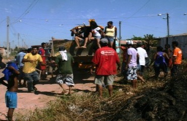 Tiros com balas de borracha, gás pimenta e confusão em reintegração de posse no bairro Lagoinha - Confira fotos