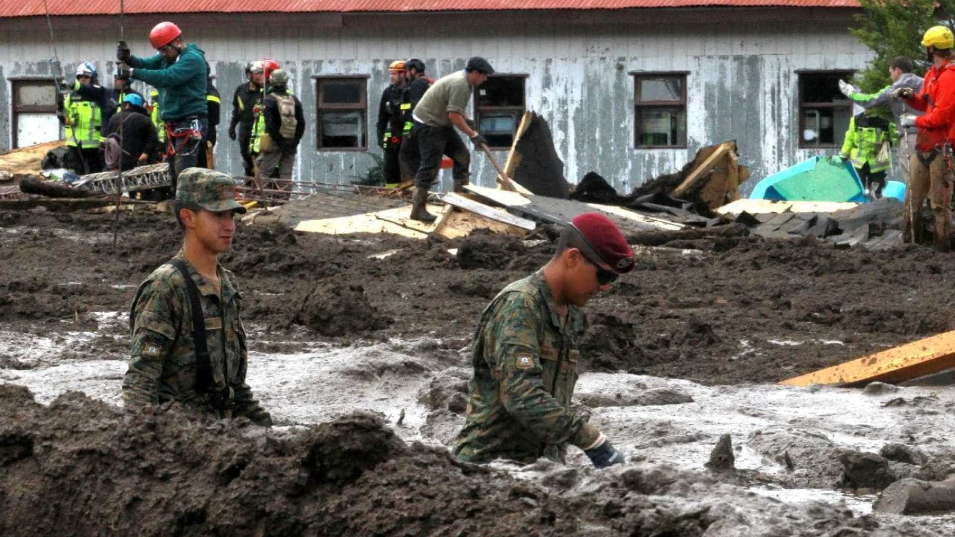 Queda de ônibus em abismo mata 13 pessoas