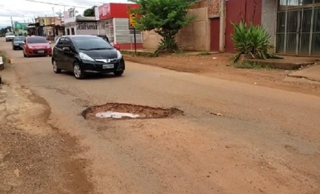 SEM ASFALTO - VÍDEO: Comunidade sofre com buracos nas ruas, prefeitura não tem massa asfáltica