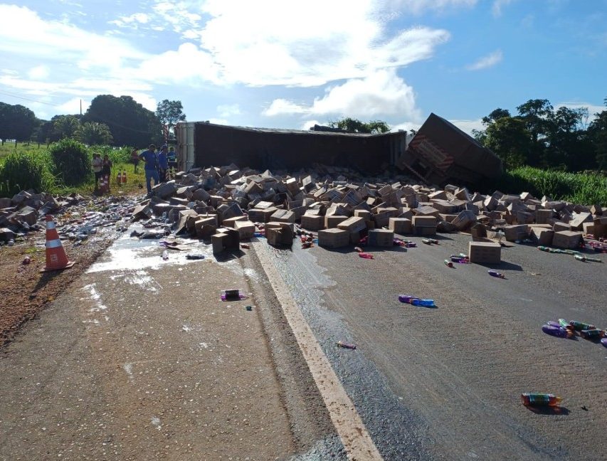 FORTE IMPACTO: Duas pessoas morrem após batida entre três veículos na BR-364