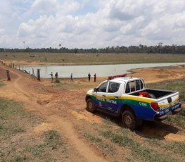 CRIME: Crianças encontradas nuas, feridas e com queimaduras  na beira de represa; padastro é o suspeito