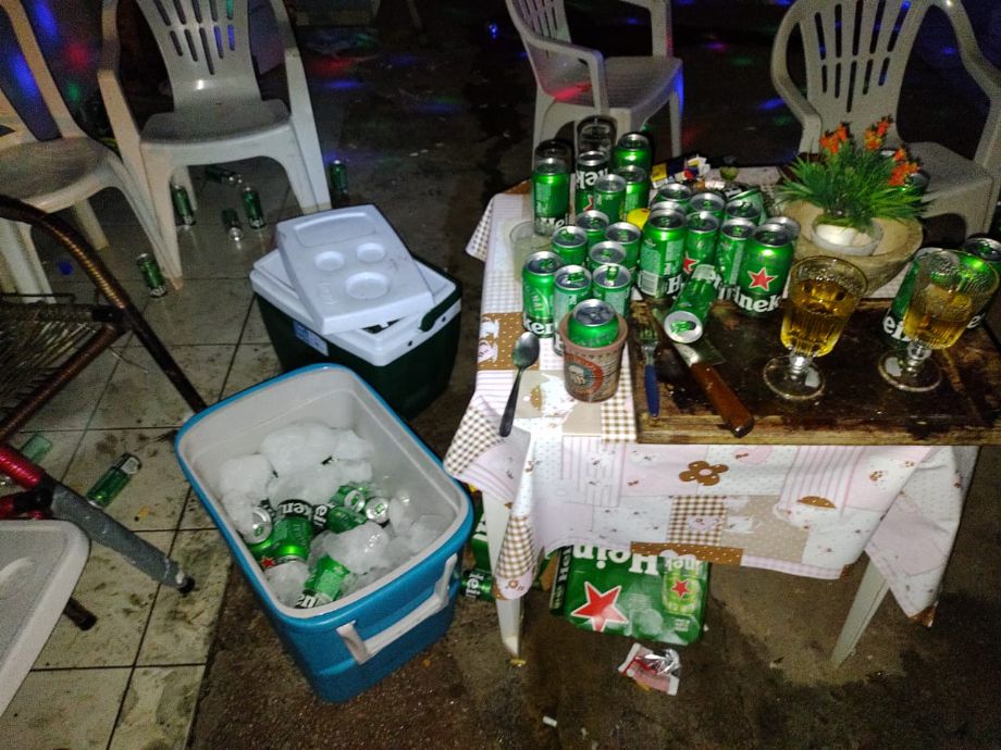 NÃO GOSTOU: Jovem encontra namorado em festa regada a bebidas e mulheres e leva surra 