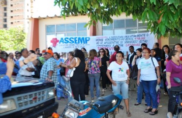 PCCS - Funcionários municipais realizam manifestação em frente a Sempla - Vídeo e Foto