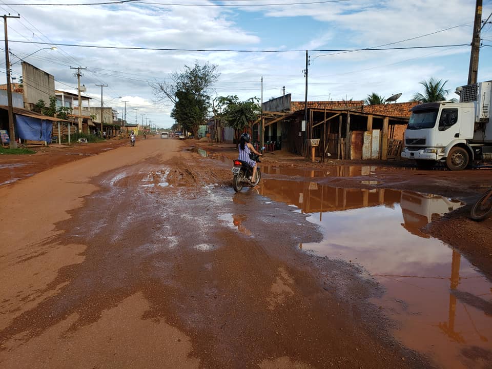 PREJUÍZO: Buraqueira prejudica comerciantes em rua da zona Leste