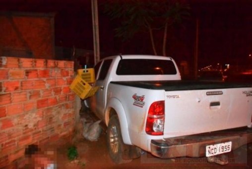 Homem abandona veículo após derrubar muro e poste de casa