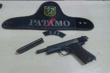 Abordagem de rotina da polícia prende dois homens com pistola.45 - FOTOS