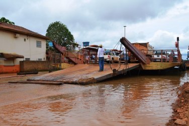 CHEIA – Nível da água eleva e balsa já atraca em cima da BR-319