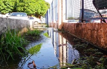 CENA DA CIDADE – Fossa estourada da Policlínica Ana Adelaide incomoda pacientes – FOTOS