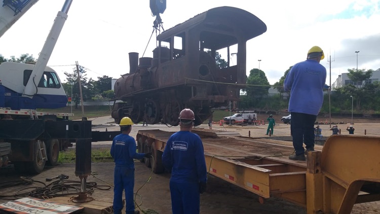 HISTÓRIA: Locomotiva é transferida do pátio da EFMM para o Memorial Rondon