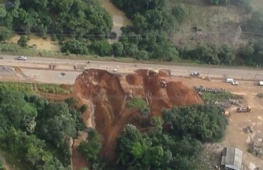 CHOCANTE - Imagem aérea mostra que estrago causado por cratera na BR 364 deve interromper rodovia