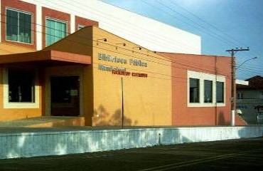 Homem é morto a pauladas na escadaria da biblioteca Municipal da capital