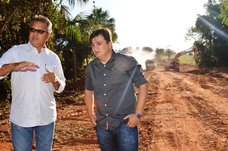 Cleiton Roque vistoria trabalho do DER em zona rural de Pimenta Bueno