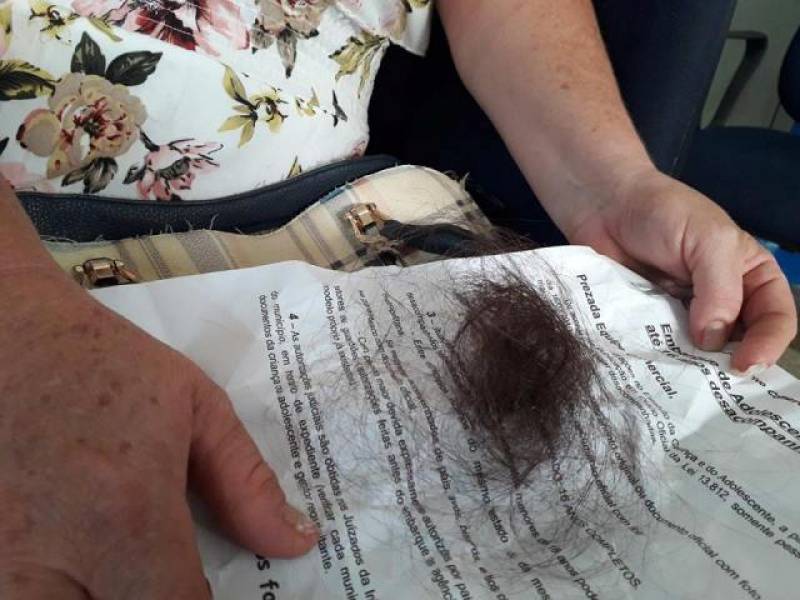 AGRESSIVA: Passageira se irrita com exigências e arranca cabelo de funcionária