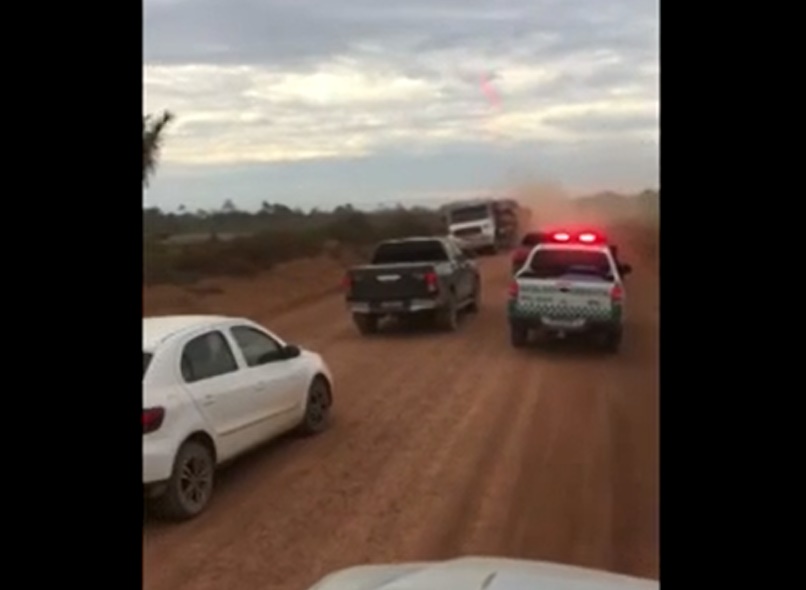 VÍDEO: Grupo 'fecha' polícia e impede apreensão de madeiras ilegais
