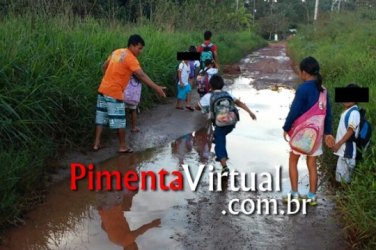 Crianças são obrigadas a pisar em água de fossa para ir à escola 