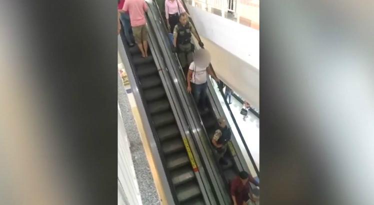 Homem é flagrado tendo relações sexuais com garoto  em shopping