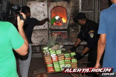 Polícia incineração mais de 200 kg de drogas 