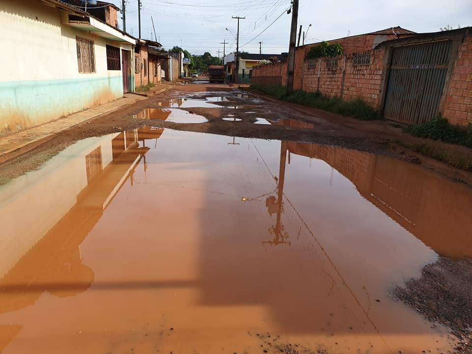 VIROU BREJO: Rua na zona Leste fica intransitável com lama e buracos