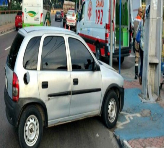 Motorista atropela agente de trânsito após ser multado