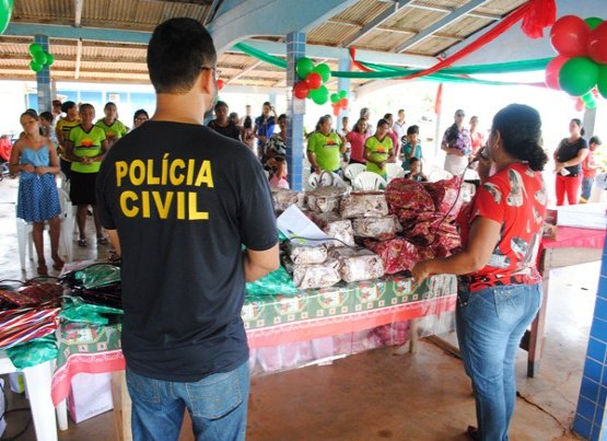 Polícia Civil faz entrega de brinquedos para a comunidade