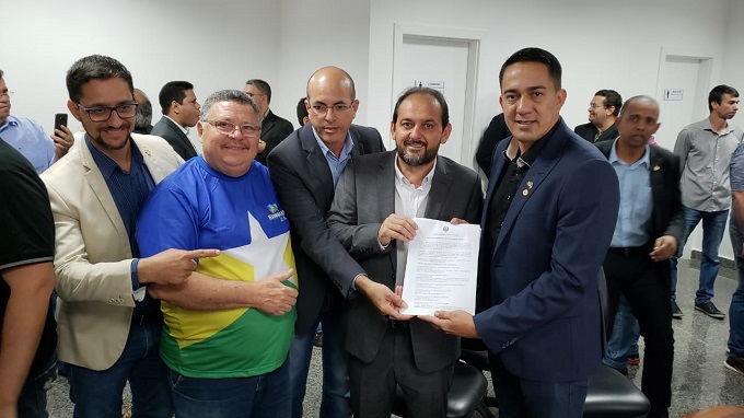 ASSINATURA: Eyder Brasil comemora homologação do concurso da Assembleia