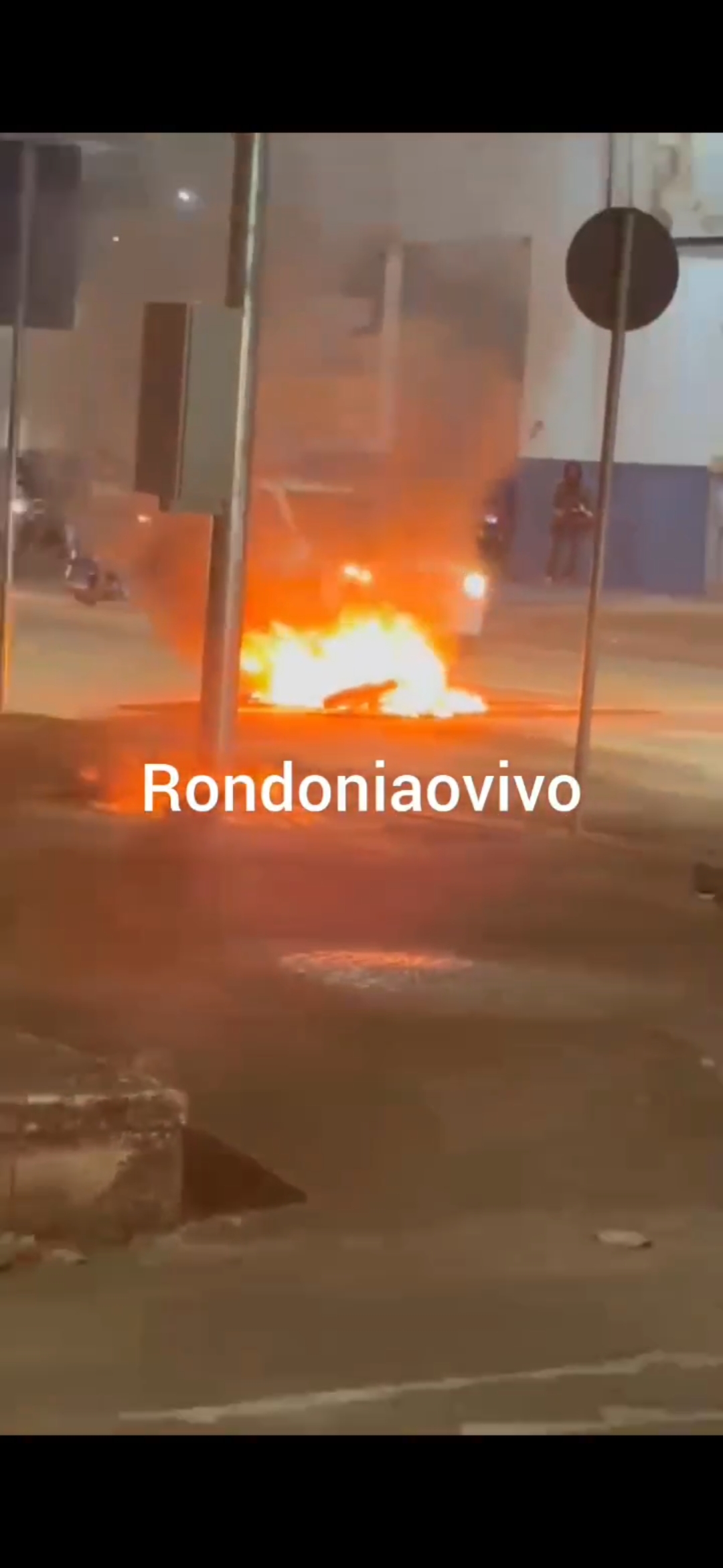 VÍDEO: Motocicleta é destruída por incêndio na Avenida Jatuarana