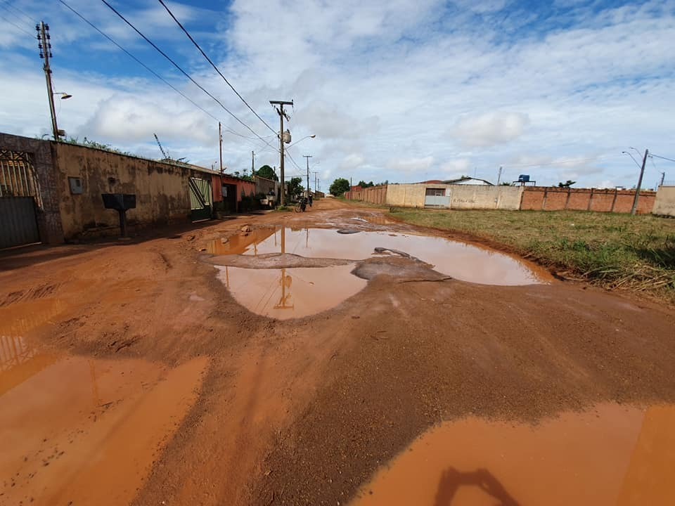 SEM CONDIÇÕES: Comunidade pede solução para buraqueira na rua Pirapitinga