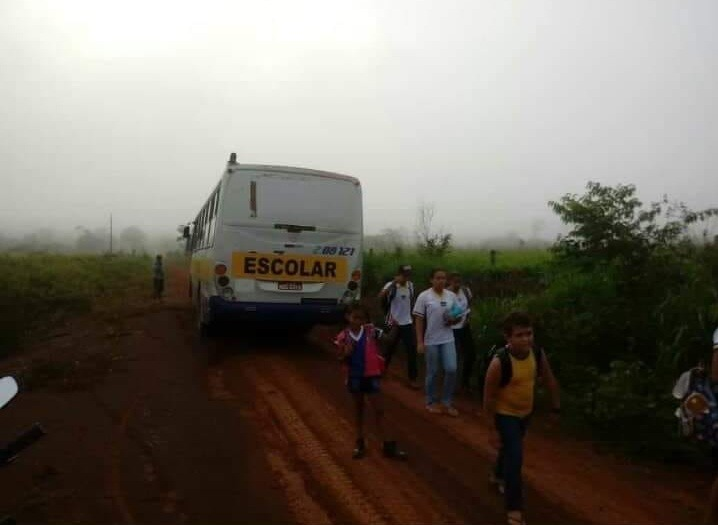 TRANSPORTE ESCOLAR: Ônibus entregue à Ponta do Abunã esquenta e deixa crianças sem aula