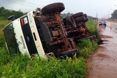 RODOVIA DE RISCO - Asfalto cede e caminhão tomba na BR 364 próximo da Capital
