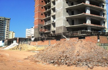 CONSTRUÇÃO CIVIL – Comunidade do bairro Pedrinhas exige fiscalização municipal em obra de condomínio residencial 