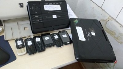 Aparelhos de DVD, celulares, serras e drogas são encontrados em presídio 