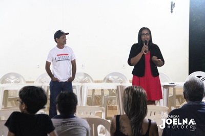 Vereadora Joelna Holder conversa com moradores do Teixeirão II