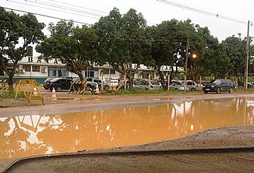 SEBOSO - Rua em frente ao 5º Batalhão é tomada por lama e buracos