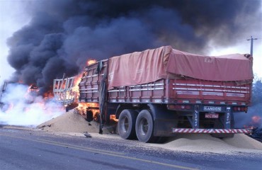 Motorista morre após explosão de carreta de soja na BR 364