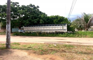 CENA DA CIDADE – Caminhão boiadeiro se encontra abandonado em esquina há quase 10 anos - FOTOS